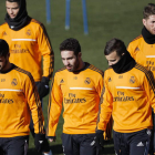 Isco, Carvajal y Jesé, de izquierda a derecha, Cristiano y Ramos, detrás, durante un entrenamiento.