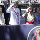 El rey Juan Carlos y el Príncipe de Asturias, junto a la reina Sofía y la princesa Letizia, durante el acto central de la celebración del Día de las Fuerzas Armadas que ha tenido lugar hoy en la madrileña plaza de la Lealtad.