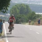 El Camino de Santiago en la carretera de Cacabelos a Pieros, en una foto de agosto del 2007