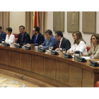 El presidente de la gestora del PSOE, Javier Fernández, se reunió ayer en el Congreso con el grupo parlamentario socialista. PACO CAMPOS