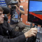 Fernando Alonso pilota en un simulador en Gijón.
