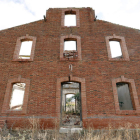 La vieja estación de Castrofuerte, edificio principal de un conjunto que dio servicio al ‘tren burra’ entre 1915 y 1969. MARCIANO PÉREZ