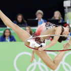 La gimnasta leonesa Carolina Rodríguez realiza su ejercicio de aro, con el que comenzó a dejar claro que su objetivo de entrar en la final sería una realidad. JAVIER ETXEZARRETA