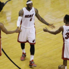 James felicita a Wade (3) y Cole (30) en la victoria de los Heat sobre los Pacers.