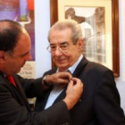 Rafael Álvarez impone a Gustavo Postigo el reconocimiento de la Casa de León, ayer en Madrid.