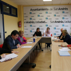 Primera reunión de la comisión de investigación de las piscinas, presidida por García (al fondo).