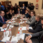 La ministra se reunió ayer en Teruel con todos los agentes sociales implicados en el sector. A. GARCÍA