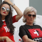 La madre de los hermanos Xhaka, con una camiseta dividida con los colores suizos y albaneses, junto a la pareja del suizo Granit.