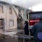 Los bomberos de León dirigieron las labores de extinción del incendio