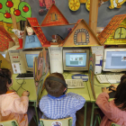 Niños en un colegio de la provincia con ordenadores rescatados y adaptados de un punto limpio por su profesor. JESÚS F. SALVADORES.