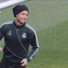 El delantero portugués del Real Madrid, Cristiano Ronaldo, hace ejercicios este lunes durante el entrenamiento del equipo en el estadio Old Trafford de Manchester, Inglaterra.