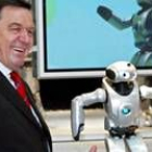 El canciller Schröder con un robot en la feria de informática Cebit realizada en Hanover