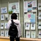 Los jóvenes suelen acudir a las inmobiliarias para adquiri una vivienda que puedan permitirse