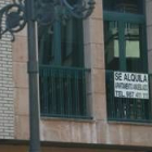 Un cartel de «Se alquila» en un inmueble de la zona alta de Ponferrada