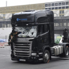 Imagen del camión que arrolló ayer a los visitantes de un mercadillo navideño en el centro de Berlín.