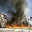 Las llamas del incendio de ayer por la tarde provocaron una negra humareda.
