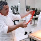 El pastelero Francisco Torreblanca trabaja en su obrador de Elda