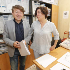 El portavoz de USE, Samuel Folgueral, ayer con la edil Cristina López, en su despacho político con la documentación aportada. L. DE LA MATA