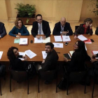 Los equipos negociadores de PSOE y de IU-Unidad Popular para la investidura de Pedro Sánchez este lunes, en su cita en el Congreso