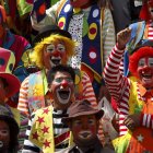 Un grupo de payasos sonríe en un intento para romper el récord Guinness del mayor número de payasos riendo durante más tiempo.