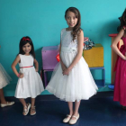 Las niñas aspirantes a modelos profesionales posan ante las cámaras como en un cuento de princesas. SÁSHENKA GUTIÉRREZ