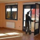Un hombre abre el balcón de su casa recién estrenada