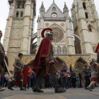 Un grupo ataviado de romanos desfilando ante la Catedral de León.