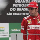 Alonso, con gesto pensativo, en el podio de Interlagos.
