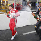 Alonso y Webber se bañan en champán. El español se convierte en líder en solitario del Mundial y Mark suma su primer triunfo en el 2012.