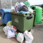 Contenedores de basura, ayer en una calle de Ponferrada. LDM