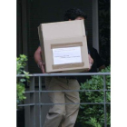 Un guardia civil se lleva una caja de la SGAE.