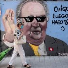 Un grafiti del rey emérito, Juan Carlos I, firmado por el artista J. Warx, ayer en una calle de Valencia. BIEL ALIÑO