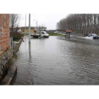 La carretera de Las Omañas aún presentaba ayer una importante lámina de agua en Santiago del Molinillo.