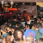 Jóvenes leoneses abarrotan la sala de conciertos del Gran Café de León durante la actuación de un grupo local.