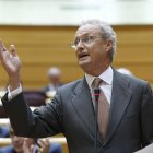 Morenés, ayer, durante una de sus respuestas en el Senado.