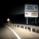 Cuatro jóvenes fallecen en Úbeda (Jaén) tras chocarse frontalmente contra otro vehículo.