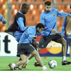 Abidal, Pedro y Gerard Piqué, durante el entrenamiento celebrado en Minsk.