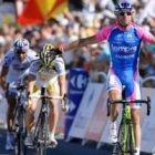 El italiano Alessandro Petacchi alza los brazos tras su victoria en la meta de Bruselas.