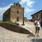 Un peregrino a su paso por la localidad de Villafranca del Bierzo