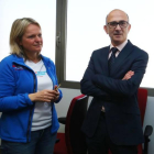 La representante de la fundación Holandesa Bas van de Goor, Petra Seegers, y el director médico de la Gerencia Sanitaria del Bierzo, Luis Zorita.