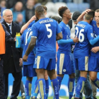 Los futbolistas del Leicester celebran su victoria ante el Swansea.