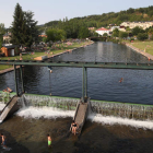 La playa fluvial de Vega de Espinareda es una de las más grandes y concurridas del Bierzo y cuenta también con una piscina con toboganes. L. DE LA MATA