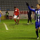 Los dos goleadores de la Deportiva frente al Real Murcia, Yuri y Acorán, celebran el gol del canario que cerró una victoria clara del equipo berciano que le da tranquilidad en la clasificación de la regularidad.