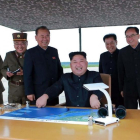 Kim Jong-un junto a un grupo de asesores observa el lanzamiento del misil que sobrevoló territorio de Japón.