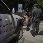 Policías afganos custodian la entrada a la pensión atacada.