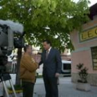 El periodista Antxón Urrusolo explica al alcalde leonés, Mario Amilivia, en qué consiste su papel