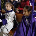 Paulita y su amiga, sentadas en el interior de la iglesia de Jesús Divino Obrero tras la suspensión de la procesión