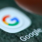 El logotipo de Google, en la pantalla de un teléfono móvil.