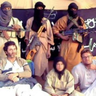 Fotografía de los cooperantes y sus secuestradores difundida en la web del canal Al Arabiya.