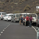 Numerosas personas se acercan a la zona de seguridad, en La Restinga, para ver la mancha.